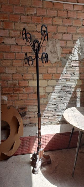 Perchero de herraduras y madera