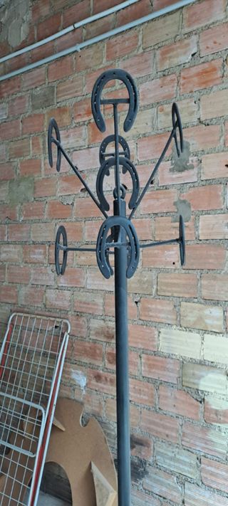 Perchero de herraduras y madera