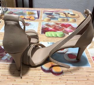 Sandalias de tacón beige