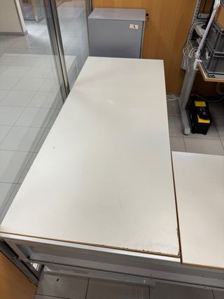 Banco de trabajo en L blanco y gris