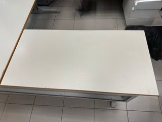 Banco de trabajo en L blanco y gris