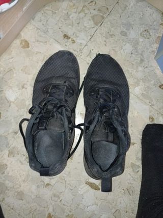 Zapatillas deportivas negras usadas