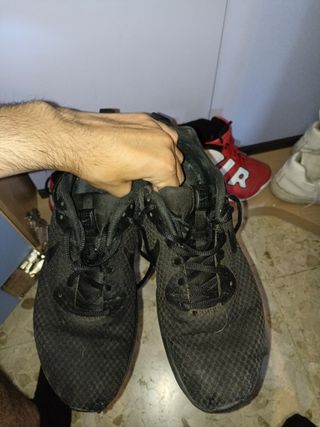 Zapatillas deportivas negras usadas