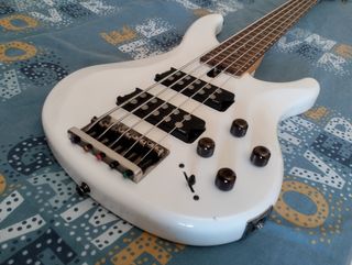 Bajo Yamaha TRBX305 de 5 cuerdas 