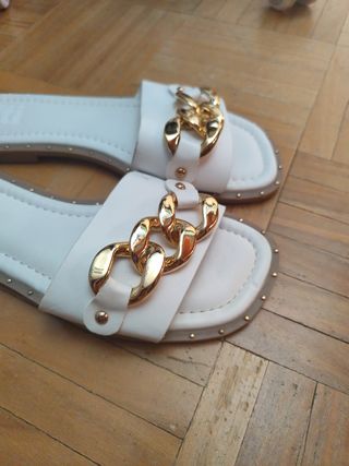 Sandalias blancas con cadena dorada