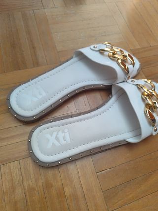 Sandalias blancas con cadena dorada