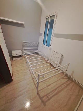 Cama individual de metal blanca