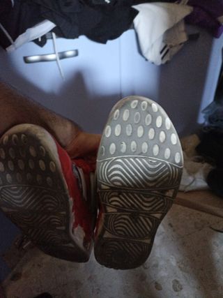 Zapatillas deportivas blancas y rojas
