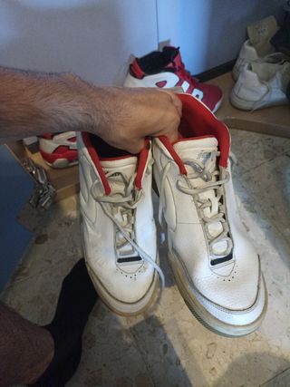 Zapatillas deportivas blancas y rojas