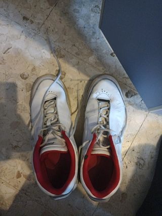 Zapatillas deportivas blancas y rojas