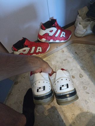 Zapatillas deportivas blancas y rojas