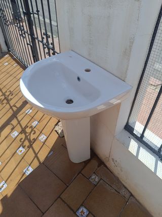 Bonito Lavabo con pie blanco, EN perfecto estado.