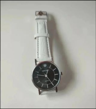 Reloj de pulsera con correa blanca