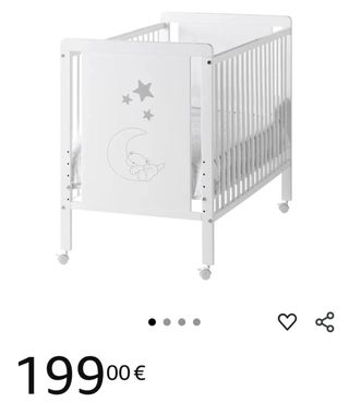 Cuna de bebé blanca con osito y estrellas