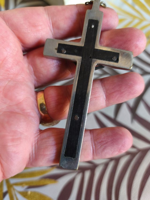 Ciondolo a croce in metallo e legno