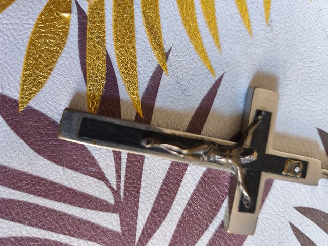 Ciondolo a croce in metallo e legno