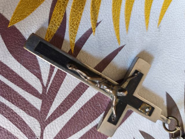 Ciondolo a croce in metallo e legno