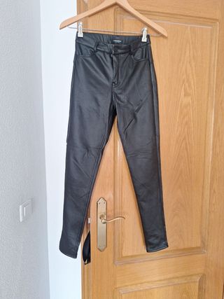 Pantalón efecto cuero forrado talla S