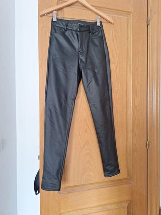 Pantalón efecto cuero forrado talla S
