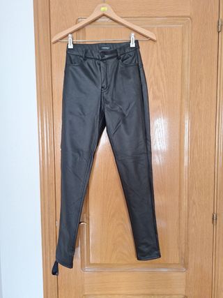 Pantalón efecto cuero forrado talla S