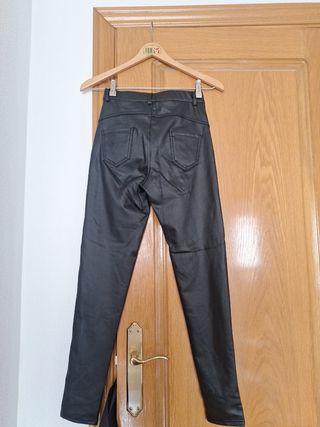 Pantalón efecto cuero forrado talla S