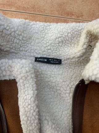 Chaleco marrón con forro blanco