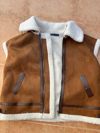 Chaleco marrón con forro blanco