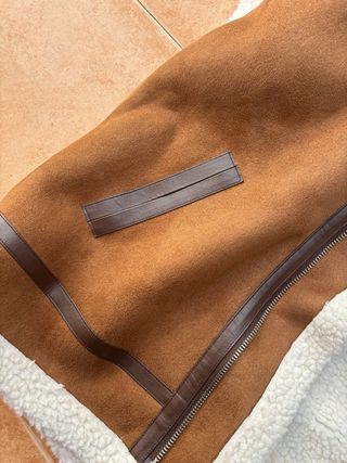 Chaleco marrón con forro blanco