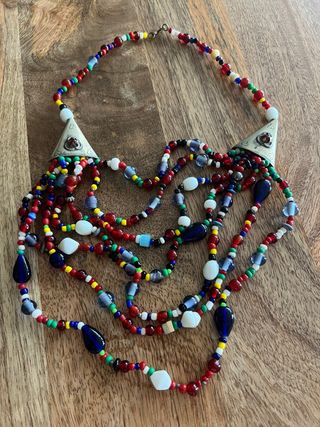 Collar antiguo tipo babero de piedras multicolor