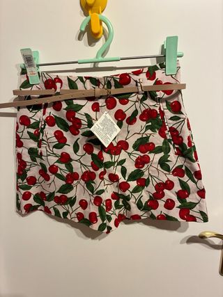 Pantalón corto de cerezas