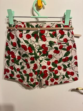 Pantalón corto de cerezas