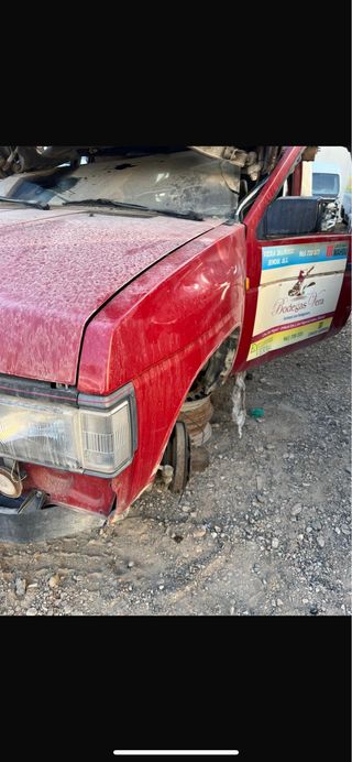 Aletas delanteras y faro izquierdo