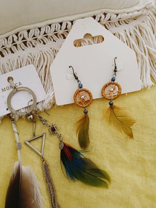 Lote Pendientes de plumas azules y multicolor