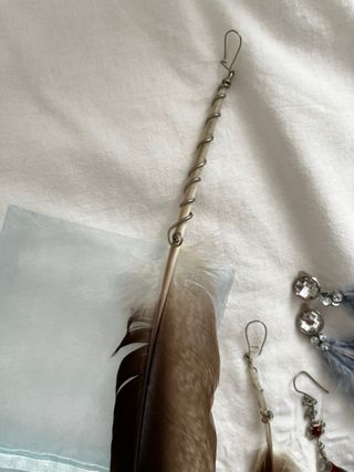 Lote Pendientes de plumas azules y multicolor