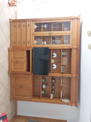 Vitrina de salón de madera y cristal