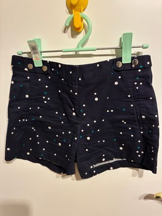 Pantalón corto azul con lunares