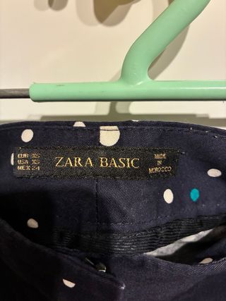 Pantalón corto azul con lunares