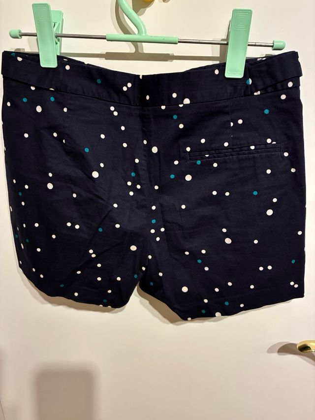 Pantalón corto azul con lunares