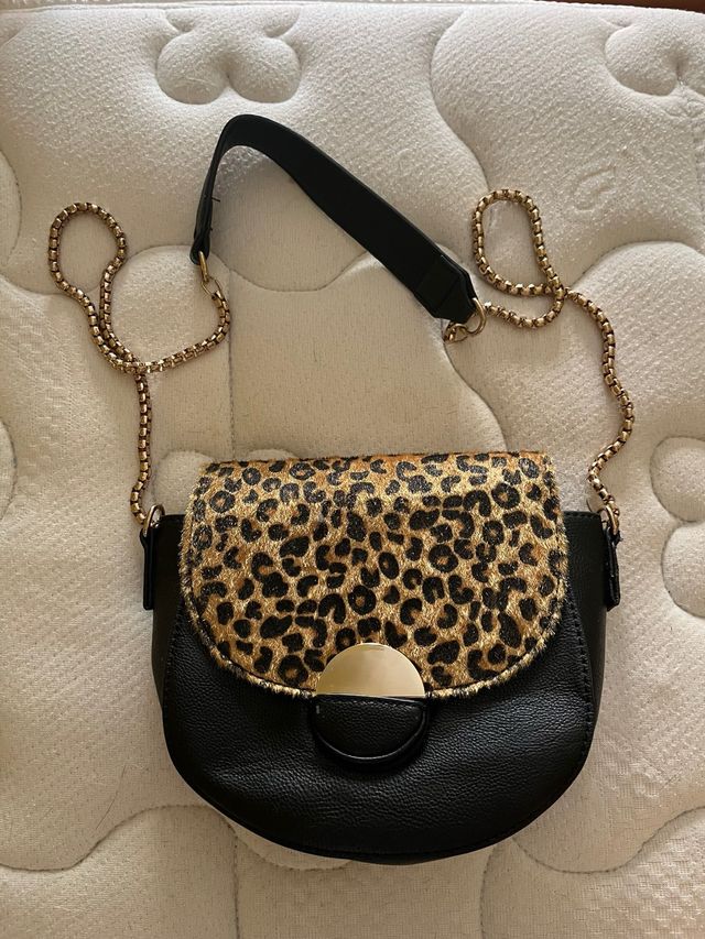 Bolso de hombro leopardo y negro