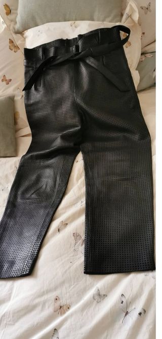Pantalón de cuero Uterqüe perforado