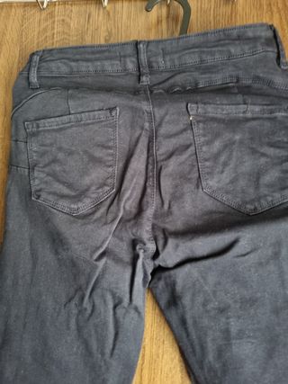 Pantalones vaqueros pitillos azules.