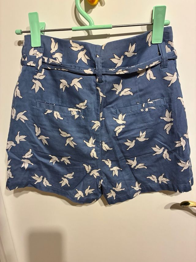 Pantalón corto estampado de pájaros