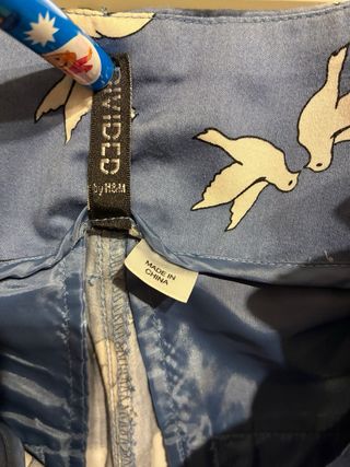 Pantalón corto estampado de pájaros