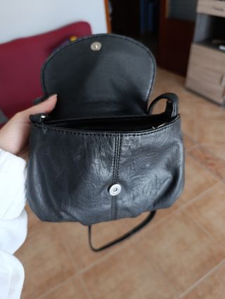 Bolso negro de piel sintética con trenzado
