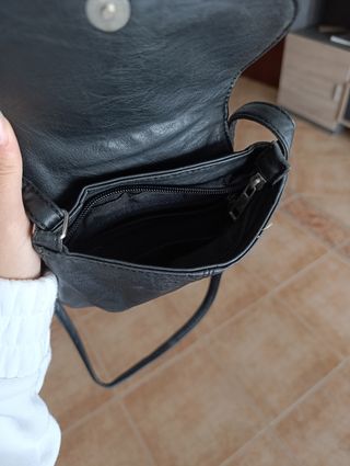 Bolso negro de piel sintética con trenzado
