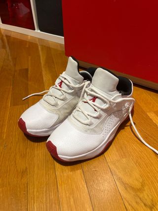 Zapatillas Jordan Blancas y Rojas