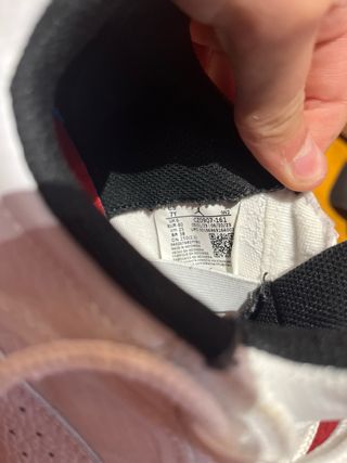 Zapatillas Jordan Blancas y Rojas