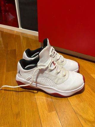 Zapatillas Jordan Blancas y Rojas