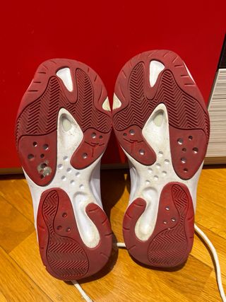 Zapatillas Jordan Blancas y Rojas