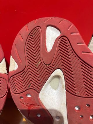 Zapatillas Jordan Blancas y Rojas